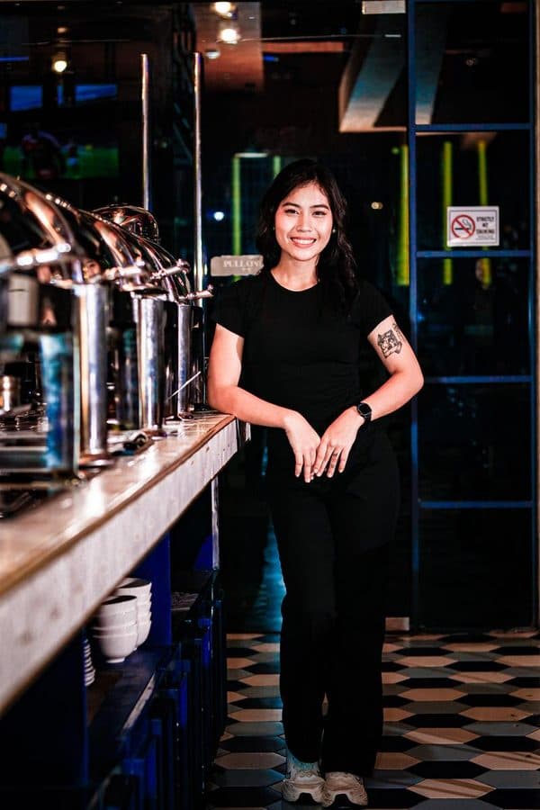 Maica, Waitress